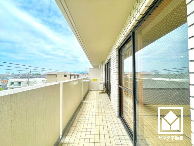 ライオンズマンション甲子園一番町のバルコニー|南西向きバルコニーで陽当たり、風通し良好。奥行きがあり広々としているため、お洗濯物をたっぷりと干す事ができます。（リフォーム前の写真です）