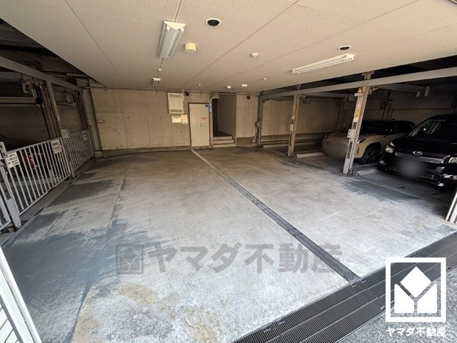 ライオンズマンション甲子園一番町の駐車場|敷地内に屋内駐車場を設置。重い荷物や雨の日の移動もスムーズで、快適なカーライフを実現。空き状況等は弊社スタッフまでお気軽にお問い合わせください。