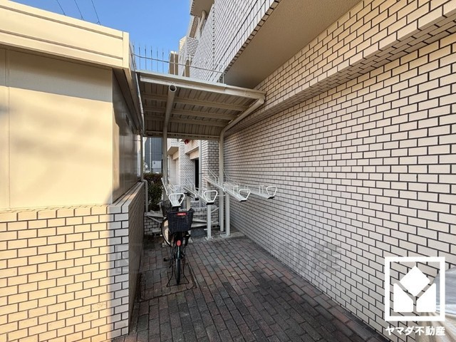 ライオンズマンション甲子園一番町の駐輪場|サイクルラック付きの駐輪場を設置。スッキリ整理されて、自転車同士が接触・転倒しにくい設計です。