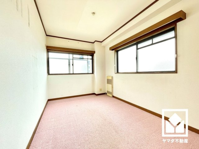 ライオンズマンション甲子園一番町の洋室|洋室（２）です。2面採光の大きな窓からは明るい光が降り注ぎます。（リフォーム前の写真です）