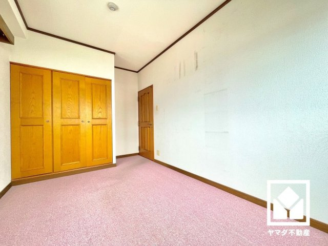 ライオンズマンション甲子園一番町の洋室|洋室（２）です。洋室は現況、足元の安全性にも配慮されたカーペット敷き詰めです。（リフォーム前の写真です）
