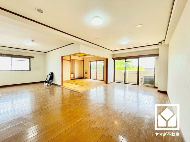 ライオンズマンション甲子園一番町の居間・リビング|南西向きの窓から自然光を取り込む、開放感あふれる暮らし。隅々まで光が降り注ぎ、明るく心地の良い空間。（リフォーム前の写真です）