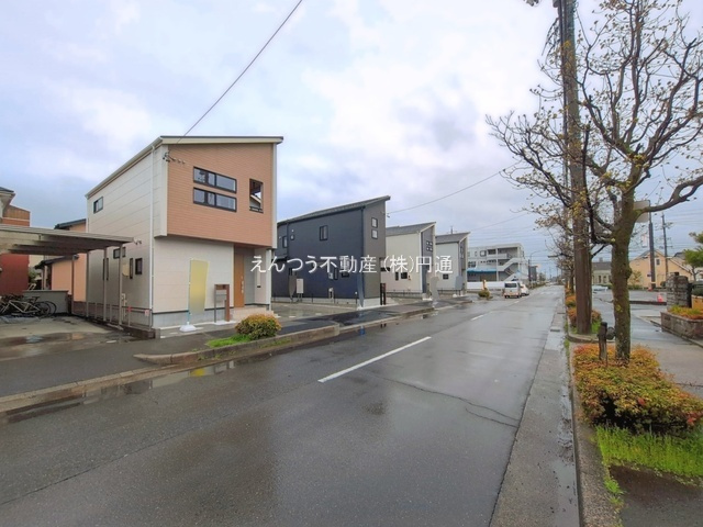 ブルーミングガーデン西高山町2丁目の前面道路含む現地写真