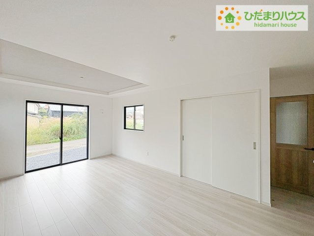 日立市東大沼町11期　新築戸建　5号棟の居間・リビング|リビング大きな窓からは、暖かな日の光が降り注ぎます・・・