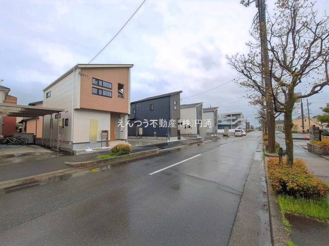 ブルーミングガーデン西高山町2丁目の前面道路含む現地写真