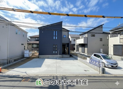 【駐車場】 | Livele Garden.S第2久喜南栗橋　1号棟 | 2台並列駐車が可能です。
洗車も出来る余裕のあるスペースには、もちろん自転車の駐輪も可能！
夏にはビニールプールを広げて、お子様と楽しむのも良いですね♪