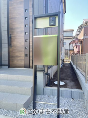 【エントランス】 | Livele Garden.S第2久喜南栗橋　1号棟 | オシャレなエントランスポールが良いですね♪

