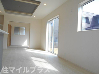 【居間・リビング】 | 郡山市安積町南長久保1丁目新築一戸建て1棟 | ゆったり過ごせるリビングです