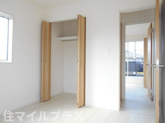 【洋室】 | 郡山市安積町南長久保1丁目新築一戸建て1棟 | 明るい洋室です