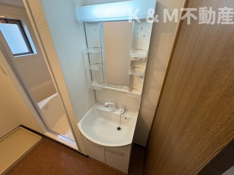 ストークマンションⅡの洗面所|明るい洗面所です