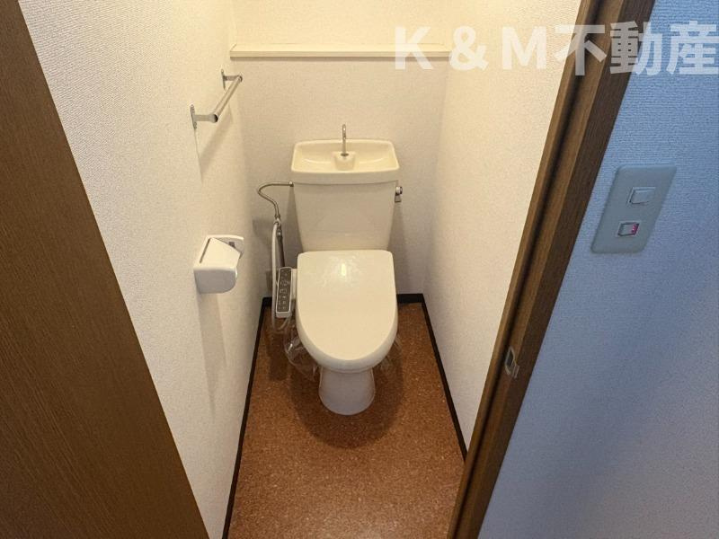 ストークマンションⅡのトイレ|落ち着いた色調のトイレです