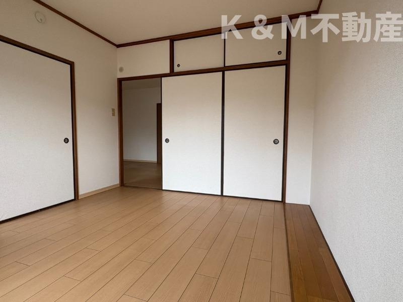 ストークマンションⅡの居間・リビング|こちらの居間で趣味の時間をお楽しみください