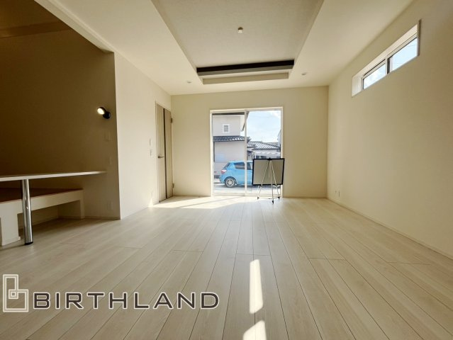 新築戸建・新築建売　福島市泉先達　御山小・清水中の居間・リビング|南側の大きな窓から日差しが入り、暖かく気持ちの良いリビングです！