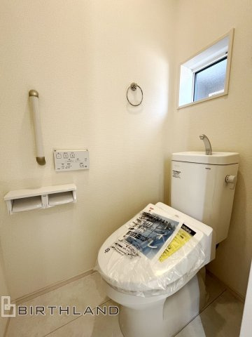 新築戸建・新築建売　福島市泉先達　御山小・清水中のトイレ|白を基調としており小窓で換気ができるので清潔感のある空間。ペーパーホルダーが2つあるのも便利です！