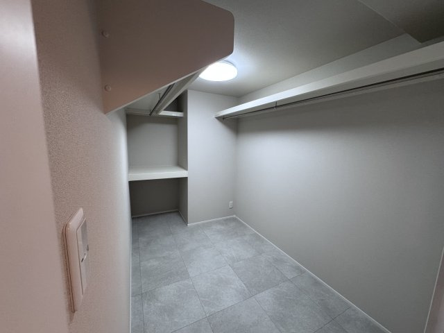 ダイヤモンドフォーラム大供の収納|十分な収納量のウォークインクローゼットです。
