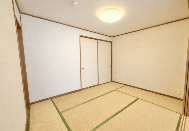 プレシアスコート鹿子NSの和室|天井高2400㎜の和室（約6.0帖）