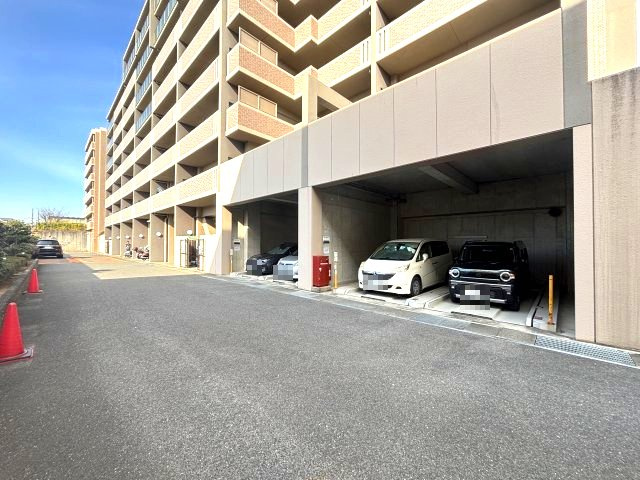 ローレルコート古市5番館の駐車場