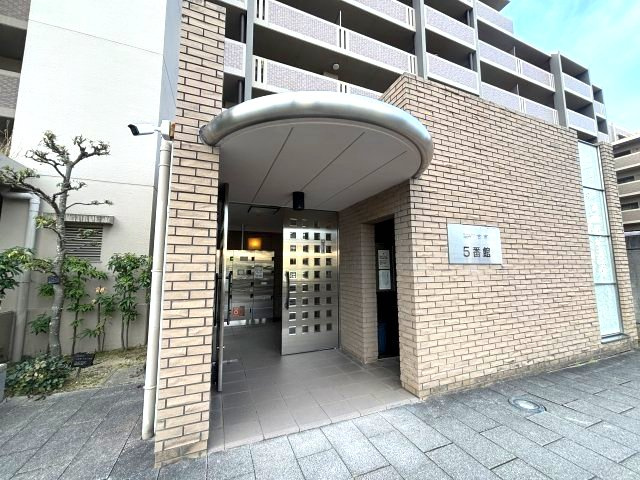 ローレルコート古市5番館のエントランス