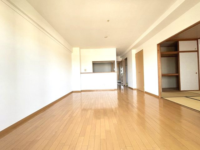 ローレルコート古市5番館の居間・リビング