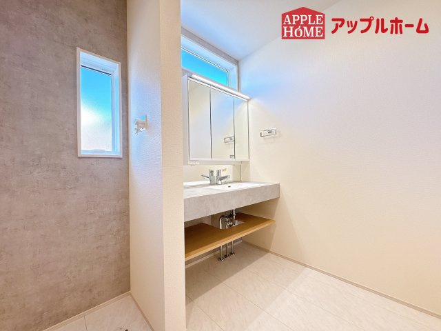 [新築住宅] 坂戸市花影町 2期 全5棟の独立洗面台|ゆとりの洗面スペースで朝の身支度も快適スムーズに。３面鏡で髪のセットやお化粧もストレスなくこなせ、朝から気分良く通勤通学に向かえそうですね！鏡の裏にはたっぷりと収納スペースを標準装備