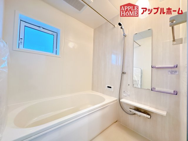 [新築住宅] 坂戸市花影町 2期 全5棟の浴室|窓付きのバスルームは、採光もあり明るく気持ちの良い空間です。窓があることで、換気環境も良好。掃除もスムーズに出来ます