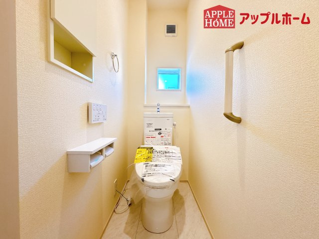 [新築住宅] 坂戸市花影町 2期 全5棟のトイレ|白を基調とした清潔感のある明るい空間。温水洗浄便座付きで、毎日快適・清潔に使用できます。操作しやすい壁面リモコンを採用しています。