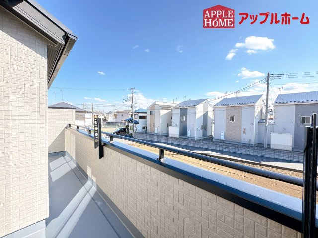 [新築住宅] 坂戸市花影町 2期 全5棟のバルコニー|家族分の洗濯物もしっかり干せます。日当たりも良く、毎日のお洗濯が楽しくなりそう♪お布団は手軽に干せていつもポカポカに☆