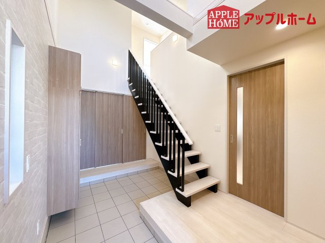 [新築住宅] 坂戸市花影町 2期 全5棟の玄関|住まう人も来客も入った時にワクワクさせてくれるオシャレな玄関♪収納もたっぷりあるので、靴がたくさんあっても安心！