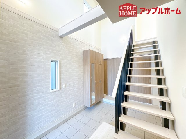 [新築住宅] 坂戸市花影町 2期 全5棟の外観|明るく清潔感のある玄関でお客様を迎えるスペースをパッと明るい印象に！大容量の収納力で大家族の履物もすっきり収納できます♪