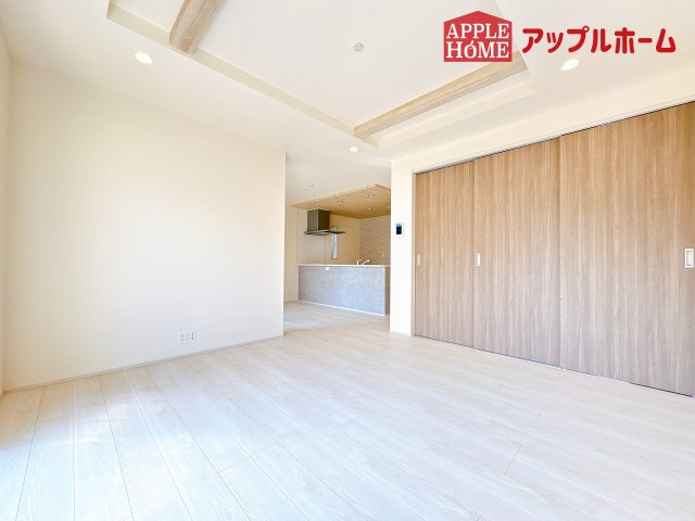 [新築住宅] 坂戸市花影町 2期 全5棟の居間・リビング|窓から差し込む光で家族を温かく包み込みます。明るいリビングで子育てする喜びを☆いつでも見学可能です！