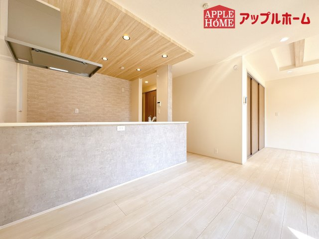 [新築住宅] 坂戸市花影町 2期 全5棟の居間・リビング|広々リビング×対面キッチンで家族の会話も弾みます♪家族団らんの秘訣は間取りにあり☆夢のマイホームを一緒に叶えましょう！