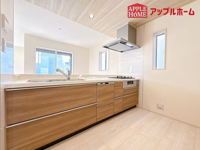 [新築住宅] 坂戸市花影町 2期 全5棟のキッチン|見栄えもよくお手入れもスムーズに出来ます。豊富な収納力もございますので、キッチンスペースをスッキリとお使い頂けそうです。
