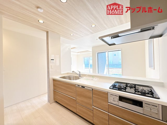 [新築住宅] 坂戸市花影町 2期 全5棟のキッチン|対面式キッチンは、家族のコミュニケーションを育み、子育て家族にも好適なプラン！リビングで寛ぐご家族をいつも感じられます♪会話を楽しみながら家事ができ、小さいお子様がいても安心です！