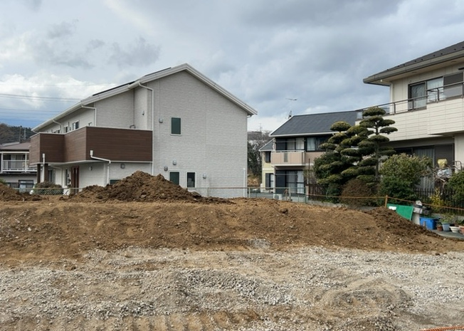 【バルコニー】 | バルコニーは、室外の専用スペースのうち、「屋根がなく開放された空間」であるものを指します。ベランダより広いタイプのものが多く、日当たりもよいため家庭菜園などを楽しみたい人にとって適した環境となります。
