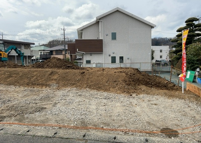 【構造・工法・仕様】 | 木造住宅とは土台、壁、柱など建築物の強度を支える構造体の材に木が使用されている構造を指します。構造体は建物の自重を支えるだけではなく風圧や水圧、積裁荷重などあらゆる衝撃に耐えるための基礎です。