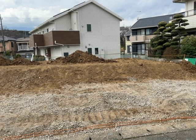 【構造・工法・仕様】 | ベタ基礎とは、柱の位置に関係なく全体に基礎がある事を指し、面積が大きい分建物の重さを全体に分散できます。また、地面からの湿気や害虫を遮断でき、木造住宅で心配されるシロアリ被害を防ぐ効果も期待できます。