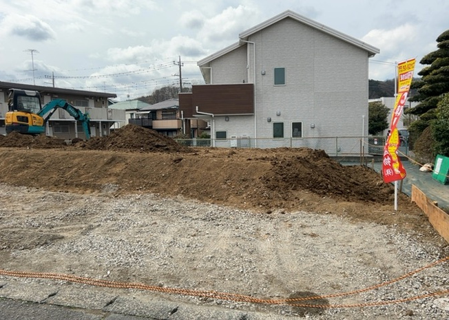 【外観】 | 現地に行くなら、物件の周囲の地形がどうなっているかを見ることも大切です。周辺より低くなっている土地では、大雨などで水が集まりやすいため、地盤が弱くなっているということも考えられるため、注意が必要です。