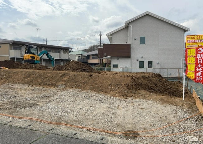 【前面道路含む現地写真】 | 道幅が狭い場所は比較的土地の値段が低いことが多く、また交通量が少ないため騒音が少なく静かな環境で過ごせます。また、小さいお子様がいるご家庭も安心です。一方で車の駐車が難しいというデメリットもあります。