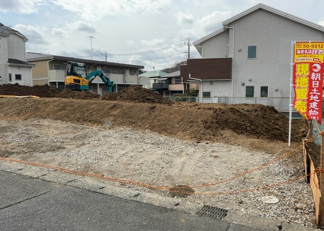 【前面道路含む現地写真】 | 道幅が広い場所は日当たりや風通が良好です。幅が広いのですれ違いも可能ですし大きな車でも駐車可能！一方で、大型車が通ることも多くなるため交通量の増加により騒音に繋がります。また土地の値段が高くなります。