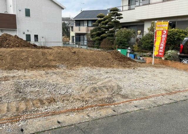 【駐車場】 | 車一台あたりに必要なスペースは、標準サイズの普通自動車で横幅2m50cm、長さ5mは必要になります。ただし、乗降のことも考慮して横幅3m30cm、長さ5m50cmほどは確保できるところを選びましょう。