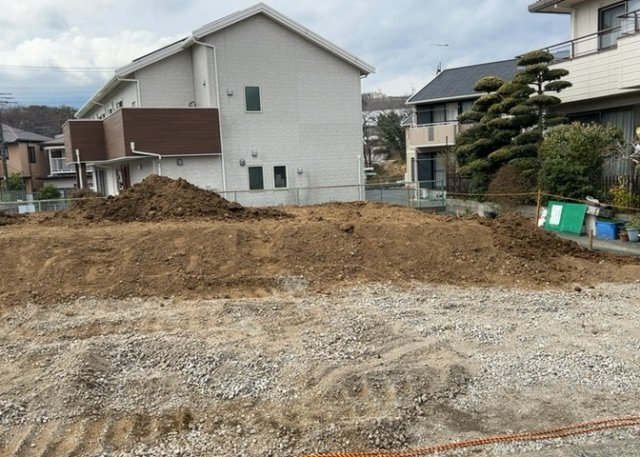 【駐車場】 | 庭のある家に住むことのメリットとして、子どもたちの遊び場を確保できること、ガーデニングや家庭菜園を楽しめること、明るさを確保できることがあります。また、配置を工夫することでプライバシーが確保できます。