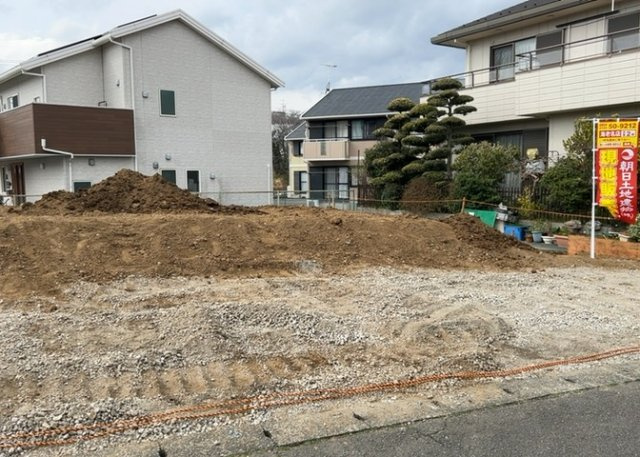 【玄関】 | 玄関は、狭すぎると複数人で使いにくく、広すぎても無駄な空間になりがちです。最低2畳を目安にして、家の広さとの兼ね合いや家族の人数を考慮して決めるとよいでしょう。現地を見学して快適な玄関を選びましょう！