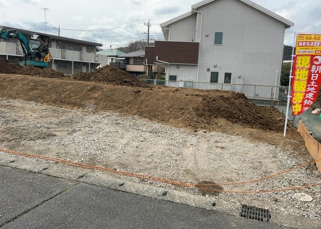 【前面道路含む現地写真】 | 住宅用の土地では前面道路に2m以上接していなければならないと法律で定められています。しかし、お持ちの車のサイズやライフスタイルなどにより、2mでは利便が悪い場合もございますので、事前に確認しましょう。