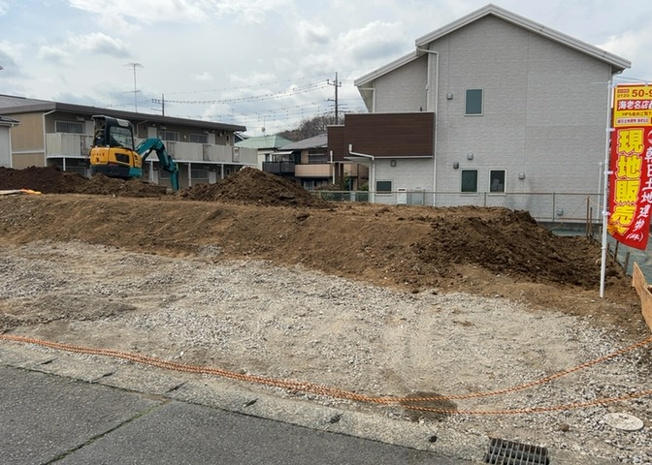 【前面道路含む現地写真】 | お持ちの車種によっては前面道路が広い方が便利でしょう。しかし、前面道路が広ければその分交通量が多くなるため、騒音などが気になる場合があります。実際に現地を見学し、周辺交通量や騒音などを確認しましょう！