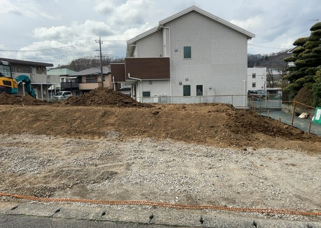 【庭】 | 庭があることでガーデニングや家庭菜園はもちろん、こどもの遊び場やペットを放して遊ぶことができます。また、家の周囲に余裕があるということです。隣地との間があれば、十分な日当たりと、風通しが確保できます。