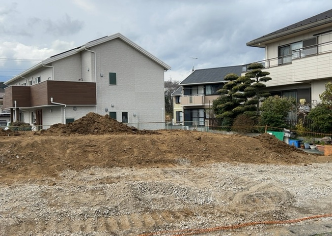 【玄関】 | 玄関は家の顔でもあり、家族以外の目にも止まる場所です。玄関は外との間を仕切る扉、靴などをしまっておく収納スペース、靴脱ぎのたたきスペース、来客とのやり取りをするドアホンなど複数のアイテムからなります。