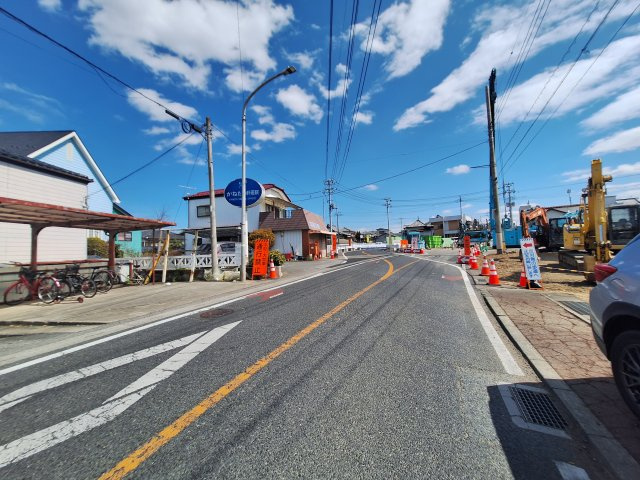 高崎市吉井町下長根中古住宅の前面道路含む現地写真