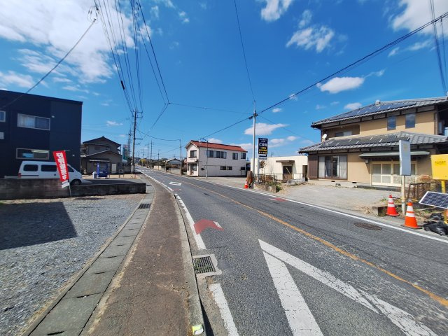 高崎市吉井町下長根中古住宅の前面道路含む現地写真