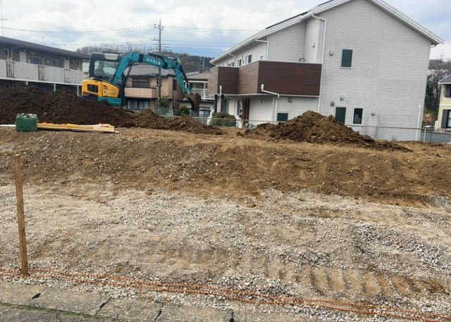 【冷暖房・空調設備】 | 基礎パッキング工法とは、床下の換気確保のため基礎と土台の間に緩衝材を挟み込む工法です。土台の下に数十センチの間隔で設置されるため、全体的な隙間が生まれます。床下換気口に比べて高い通気性が確保されます。