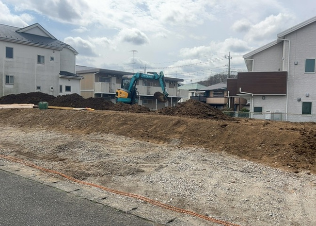 【外観】 | 現地に行くなら、物件の周囲の地形がどうなっているかを見ることも大切です。周辺より低くなっている土地では、大雨などで水が集まりやすいため、地盤が弱くなっているということも考えられるため、注意が必要です。